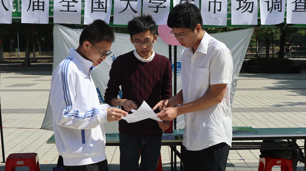 师德先进个人潘麒用心传授经济统计学的深邃之美