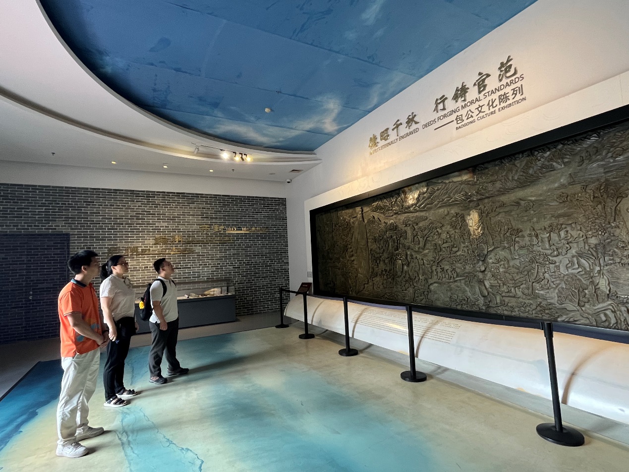 参观包公文化博物馆(朵朵 摄)肇庆市包公文化博物馆是由广东省纪委与